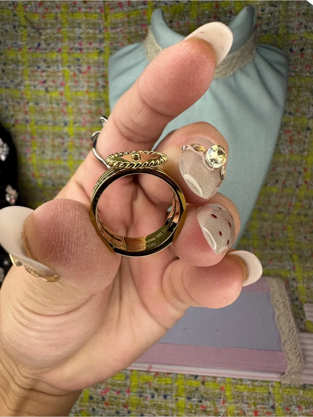 N/A elegant gold